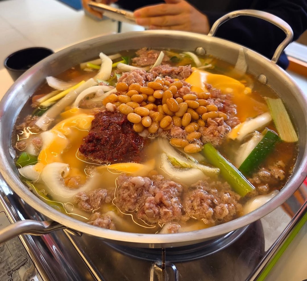 토평부대찌개 매장 및 조리 모습 2